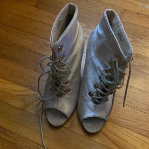 Woman’s 8.5 beige velvet lace up heels